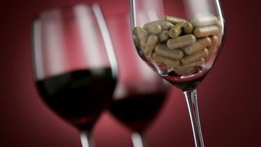 Para que una persona obtenga los beneficios del resveratrol, debe consumir cerca de 320 mg, el equivalente a 640 botellas de vino. (Archivo)