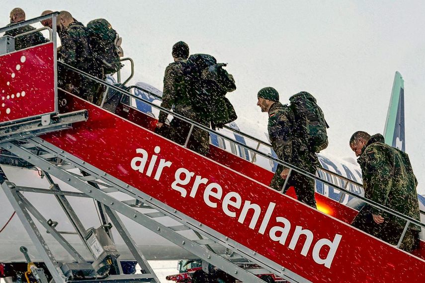 Personal militar de las Fuerzas Armadas alemanas Bundeswehr aborda el vuelo de Icelandair que sale del aeropuerto de Nuuk hacia Reikiavik el 18 de enero de 2026 en Nuuk, Groenlandia.