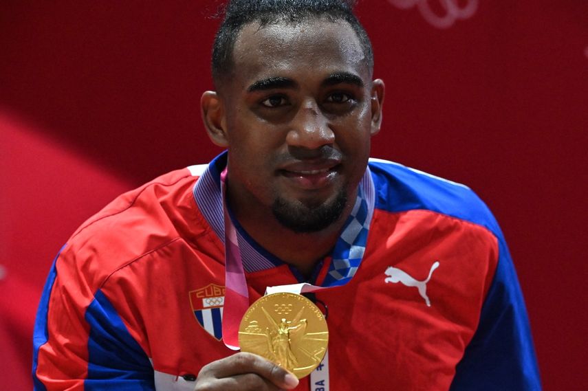 El medallista de oro Arlen López de Cuba celebra con su medalla en el podio después de ganar la pelea final de boxeo de peso ligero masculino (75-81 kg) contra el británico Benjamin Whittaker durante los Juegos Olímpicos de Tokio 2020