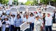 Manifestantes sostienen pancartas durante la Marcha por la Paz en Culiacán, estado de Sinaloa, México, el 13 de septiembre de 2026