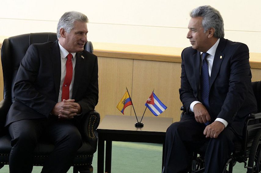 Fotografía cedida muestra al gobernante cubano Miguel Díaz-Canel (i) mientras conversa con su homólogo de Ecuador Lenin Moreno (d).