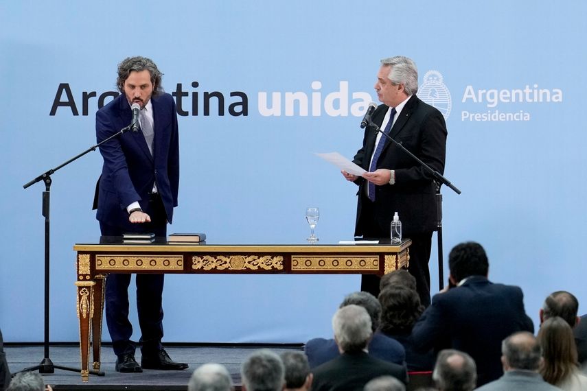 El presidente de Argentina, Alberto Fernández, juramenta al canciller argentino, Santiago Cafiero, en la casa de gobierno de Buenos Aires, Argentina, el lunes 20 de septiembre de 2021.&nbsp;