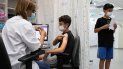 Un niño recibe una vacuna de Pfizer-BioNTech contra el coronavirus en la ciudad israelí de Rishon LeZion. Un niño recibe una vacuna de Pfizer-BioNTech contra el coronavirus en la ciudad israelí de Rishon LeZion.