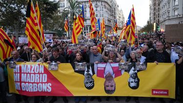 La gente lleva una pancarta durante una manifestación para exigir la dimisión del presidente de la Comunidad Valenciana, Carlos Mazón, en Valencia el 9 de noviembre de 2024.