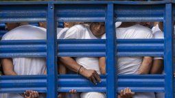 &nbsp;Hombres que fueron detenidos durante el estado de excepción son transportados en un camión de mercancías, en Soyapango, El Salvador, el 7 de octubre de 2022. El gobierno del presidente salvadoreño, Nayib Bukele, solicitó al Congreso el 11 de julio de 2023 una nueva extensión del estado de excepción, que suspende derechos constitucionales, como parte de su política de mano dura contra las pandillas y que comenzó hace más de un año.&nbsp;