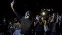 Jóvenes artistas protestan frente a las puertas del Ministerio de Cultura, en La Habana, Cuba, el viernes 27 de noviembre de 2020. Decenas de artistas cubanos se manifestaron contra la policía que desalojó a un grupo que participaba en una huelga de hambre. Jóvenes artistas protestan frente a las puertas del Ministerio de Cultura, en La Habana, Cuba, el viernes 27 de noviembre de 2020. Decenas de artistas cubanos se manifestaron contra la policía que desalojó a un grupo que participaba en una huelga de hambre.