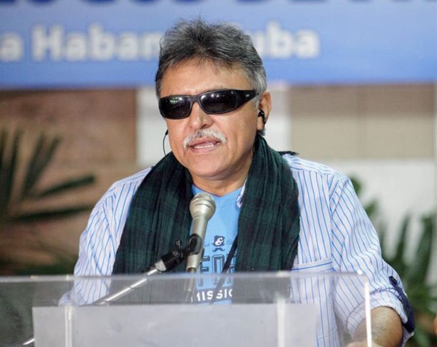 Lo más conveniente es buscar, mediante el diálogo constructivo y sincero, la normalización de la situación en la frontera, señaló la guerrilla en un comunicado leído ante la prensa en La Habana por Jesús Santrich, alias de Seuxis Paucias Hernández.