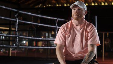 Saúl Canelo Álvarez durante una entrevista en un gimnasio de Guadalajara, México, el lunes 17 de abril de 2023.