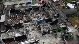 Esta vista aérea muestra a los equipos de rescate trabajando en la discoteca Jet Set un día después del derrumbe de su techo en Santo Domingo el 9 de abril de 2025. Los rescatistas se apresuraron a encontrar sobrevivientes entre los escombros de la discoteca, donde al menos 124 personas, incluyendo una ex estrella de las Grandes Ligas de Béisbol, murieron al derrumbarse el techo.&nbsp;