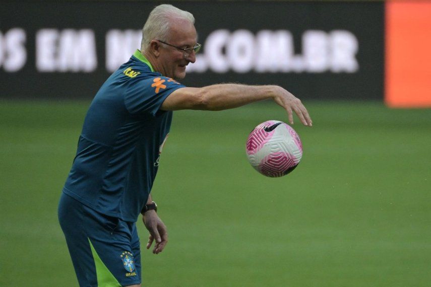 El entrenador de la selección brasileña, Dorival Júnior, utiliza un balón durante un entrenamiento, el 14 de octubre de 2024.