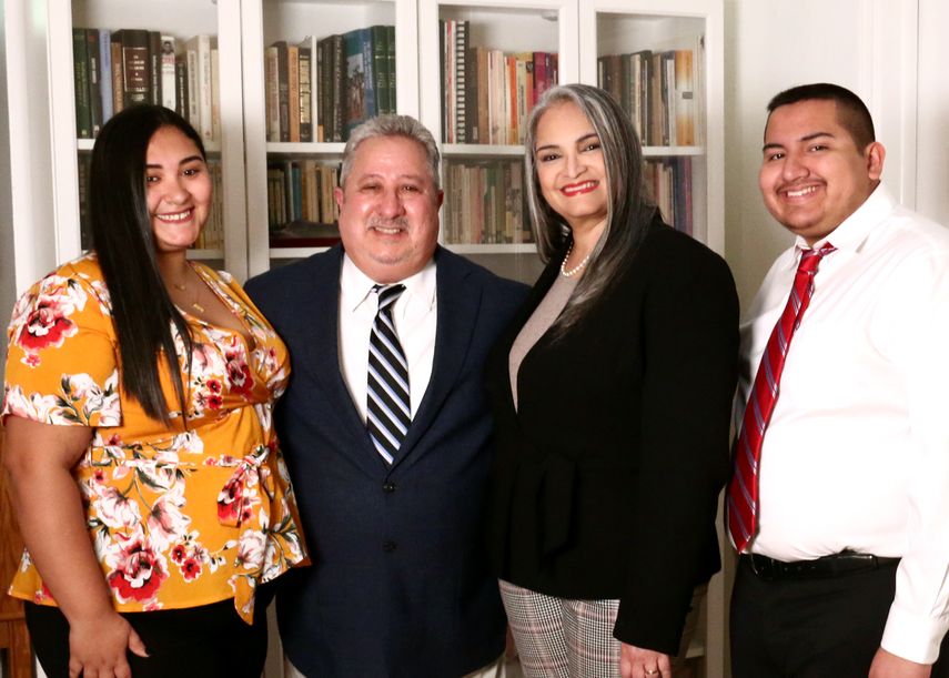 Víctor Vázquez, candidato al escaño del distrito 6 de Miami-Dade, junto a su familia.