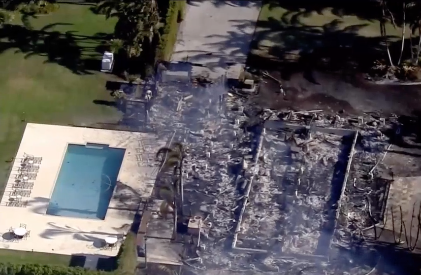 La residencia de dos plantas contaba con siete cuartos y cinco baños, de los que nada se pudo rescatar.