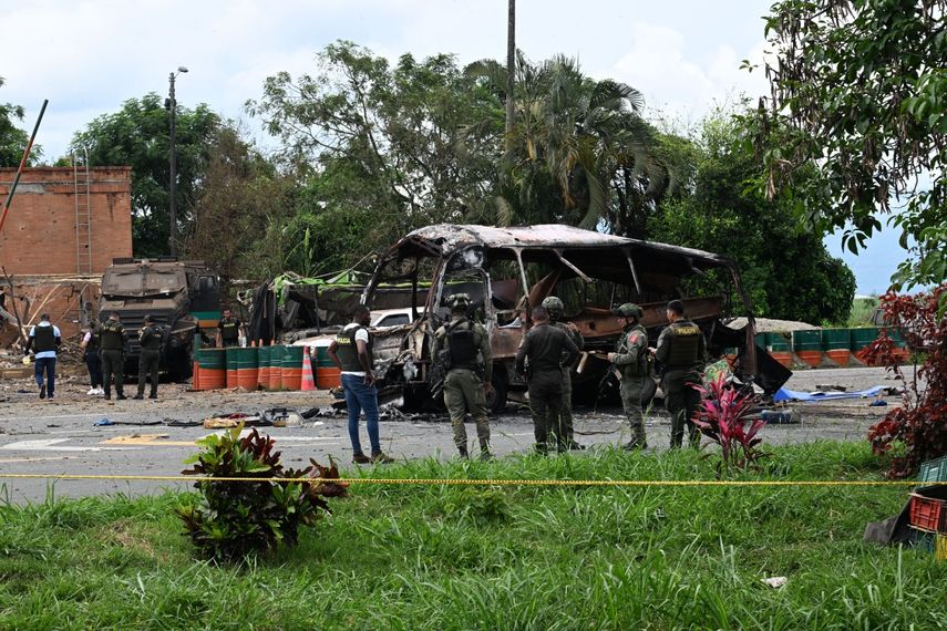 Agentes de policía trabajan en el lugar donde un autobús explotó frente a una comisaría en Villa Rica, departamento del Cauca, Colombia, el 10 de junio de 2025. El suroeste de Colombia se vio sacudido por una serie de explosiones y ataques con armas de fuego que dejaron al menos tres muertos el martes, según informó la policía, en lo que parece ser un ataque coordinado con el objetivo de sembrar el terror.&nbsp;