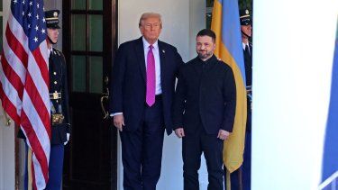 El presidente Donald Trump da la bienvenida al presidente de Ucrania, Volodimir Zelenski, a su llegada para una reunión en la Casa Blanca en Washington, D.C., el 17 de octubre de 2025.
