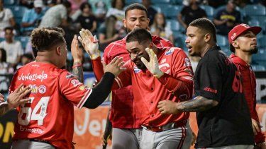 Jugadores de Cardenales de Lara celebran anotaciones durante el Round Robin de la LVBP en Venezuela&nbsp;