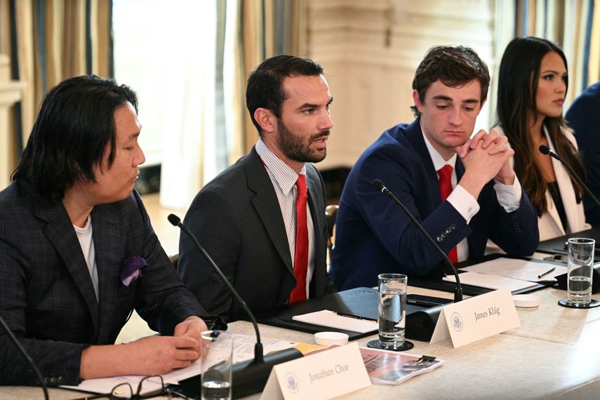 Periodistas reunidos en la Casa Blanca con el presidente Donald J. Trump y miembros de su gabinete.
