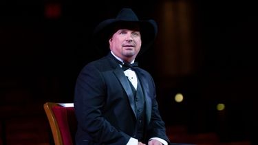 El cantante y compositor de música country estadounidense Garth Brooks, galardonado con el Kennedy Center, observa durante la 43.ª edición anual de los Kennedy Center Honors en el Kennedy Center el 21 de mayo de 2021 en Washington, DC.