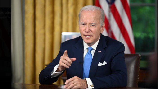El presidente Joe Biden habla ante la nación sobre el acuerdo presupuestal que eleva el tope del endeudamiento federal y evita una mora de pagos del gobierno de Estados Unidos, el viernes 2 de junio de 2023, desde la Oficina Oval de la Casa Blanca, en Washington.