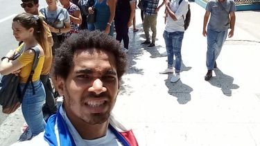 Luis Manuel Otero Alcántara, mostrando una cola de las que sufren los cubanos. 