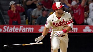 Mike Trout de los Angelinos de Los Ángeles avienta su bate tras pegar un jonrón solitario durante la novena entrada del juego de las Grandes Ligas contra los Marineros de Seattle.