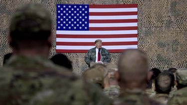 Fotografía del 26 de diciembre de 2018 del presidente Donald Trump en un encuentro con militares en la base aérea de Ain al-Asad, Irak. 