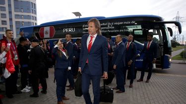 Numerosos aficionados recibieron a la selección en la puerta del hotel de concentración.