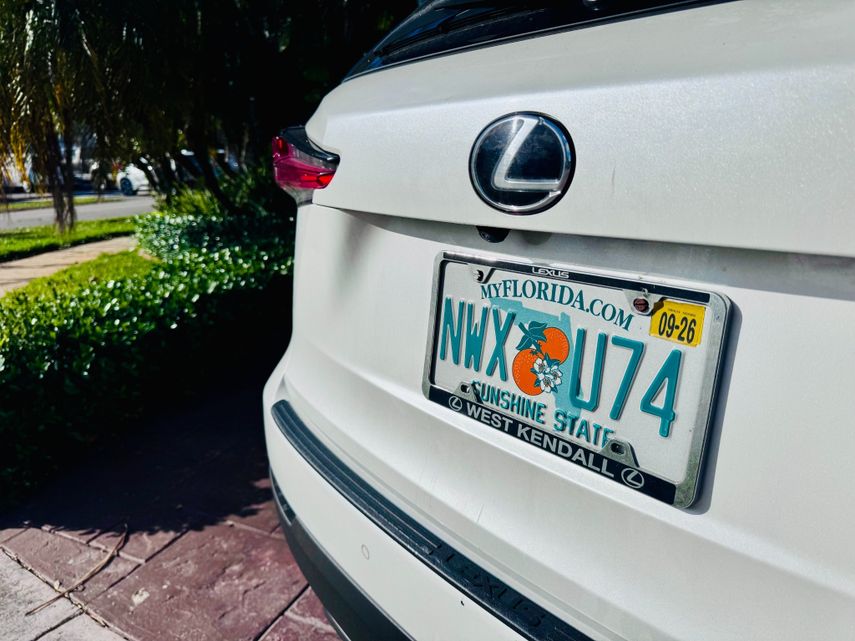 Vehículo de la marca Lexus con matrícula del estado de Florida estacionado en una zona residencial del condado.