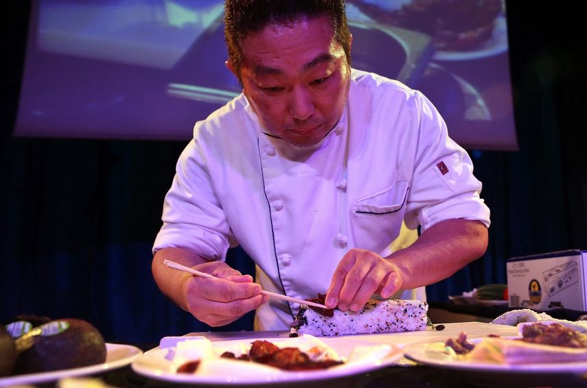 El chef japonés Hiroyuki Terada, del restaurante Nove Kitchen and Bar de Miami, elabora diferentes tipos de sushi durante el VII Seminario Gastronómico Internacional Excelencias Gourmet 2017.