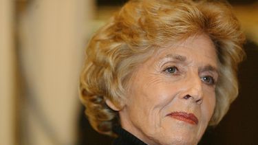 En esta foto de archivo tomada el 16 de febrero de 2005, la escritora y directora de cine francesa nacida en Argentina Nelly Kaplan observa tras ser premiada por la Orden de las Artes y las Letras de París. Nelly Kaplan murió el 12 de noviembre de 2020 a causa del COVID-19.&nbsp;