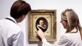 Manja Rottink, especialista internacional sénior de pinturas de maestros antiguos en Christies, presenta una de las dos pinturas atribuidas al artista holandés Rembrandt presentadas en la casa de subastas Christies en Ámsterdam el 21 de junio de 2023. Los dos retratos se subastarán el próximo 6 de julio de 2023 en Londres.