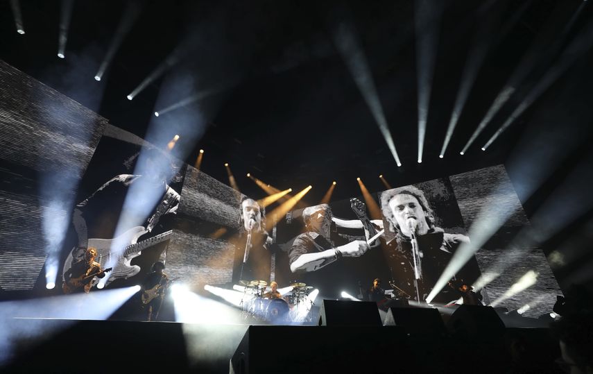 Con el difunto cantante Gustavo Cerati en pantalla, Charly Alberti de Soda Stereo toca durante el primer concierto de su gira Gracias totales, el s&aacute;bado 29 de febrero del 2020 en Bogot&aacute;.&nbsp;