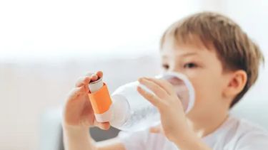 Niño afectado por el asma 