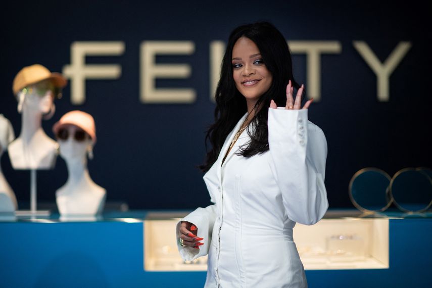 En esta foto de archivo tomada el 22 de mayo de 2019, la cantante de Barbados Rihanna posa durante un evento promocional de su marca Fenty en París el 22 de mayo de 2019.&nbsp;