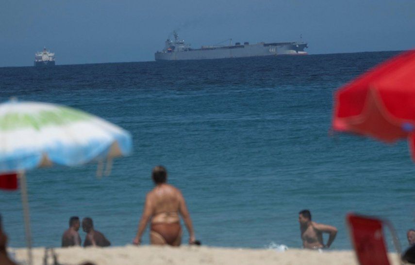 El barco militar iraní IRIS Makran frente a la playa Arpoador, el jueves 2 de marzo de 2023, en Río de Janeiro. (AP Foto/Silvia Izquierdo)