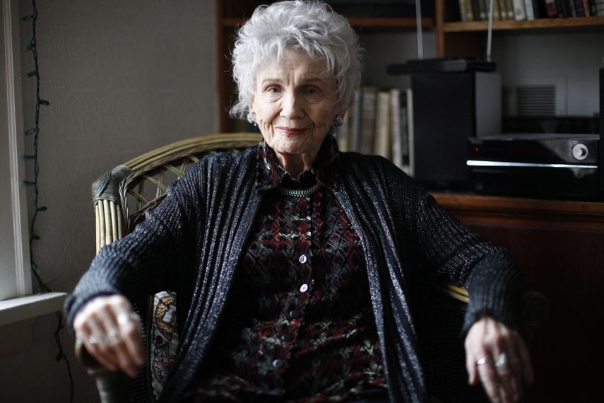 La escritora canadiense Alice Munro es fotografiada durante una entrevista en Victoria, Canadá, el 10 de diciembre de 2013.