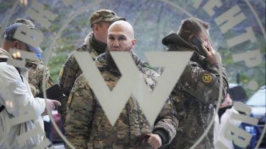 Visitantes vestidos con ropa de camuflaje militar en la entrada del Centro Wagner PMC, vinculado al empresario y fundador del grupo militar privado Wagner, Yevgeny Prigozhin, durante la apertura del bloque de oficinas durante el Día de la Unidad Nacional, en San Petersburgo, Rusia.