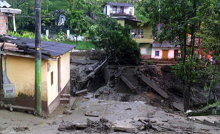 Un sector del municipio de Salgar después de una avalancha en el departamento de Antioquia, al noroeste de Colombia. (EFE)