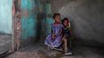 Dos niños haitianos damnificados tras el paso del huracán Matthew.
