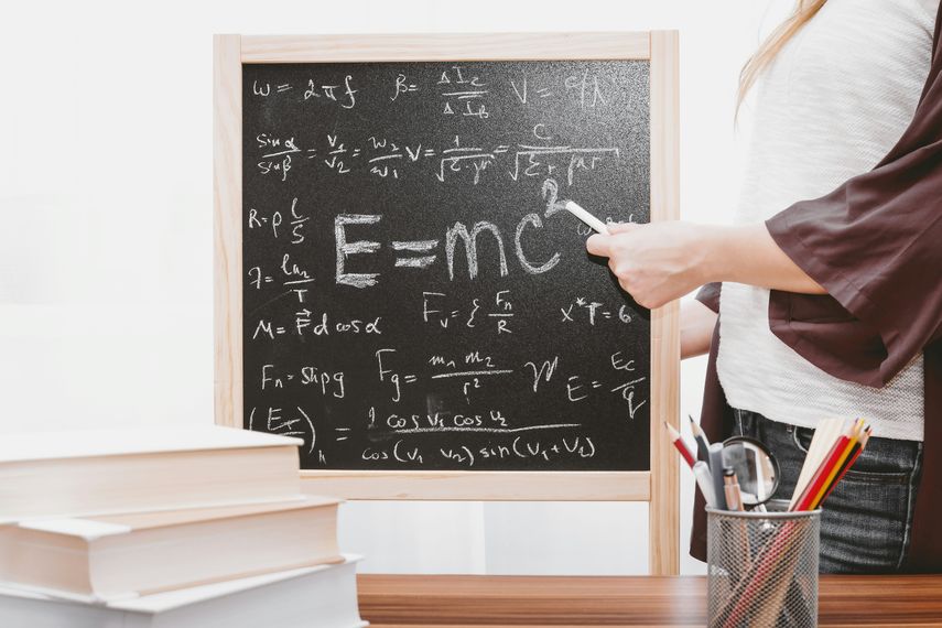 La famosa fórmula de la teoría de la relatividad de Albert Einstein. 