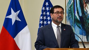 El ministro de Relaciones Exteriores de Chile, Francisco Pérez Mackenna, interviene durante la firma de los acuerdos entre Chile y Estados Unidos en materia de minería y seguridad en Santiago, el 20 de abril de 2026.