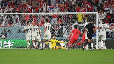 El mediocampista de Corea del Sur #11 Hwang Hee-chan anota el segundo gol de su equipo durante el partido de fútbol del Grupo H de la Copa Mundial de Catar 2022 entre Corea del Sur y Portugal en el Education City Stadium en Al-Rayyan, al oeste de Doha, el 2 de diciembre de 2022. &nbsp;