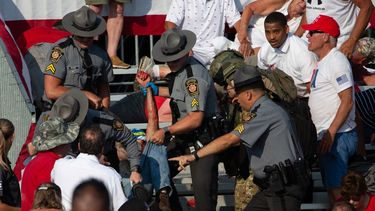 El presunto tirador que hirió al candidato presidencial republicano Donald Trump en un mitin está muerto, informaron los medios estadounidenses el sábado, junto con un transeúnte