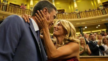 El presidente del gobierno español en funciones, Pedro Sánchez, es abrazado por la líder de Sumar, Yolanda Díaz, antes de una votación en el Congreso de los Diputados español en Madrid, España, el jueves 17 de agosto de 2023.&nbsp;