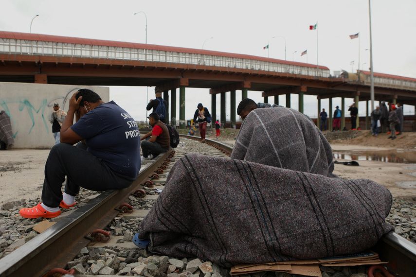 Migrantes venezolanos descansan a orillas del río Bravo luego de ser expulsados de Estados Unidos, en Ciudad Juárez, estado de Chihuahua, México.