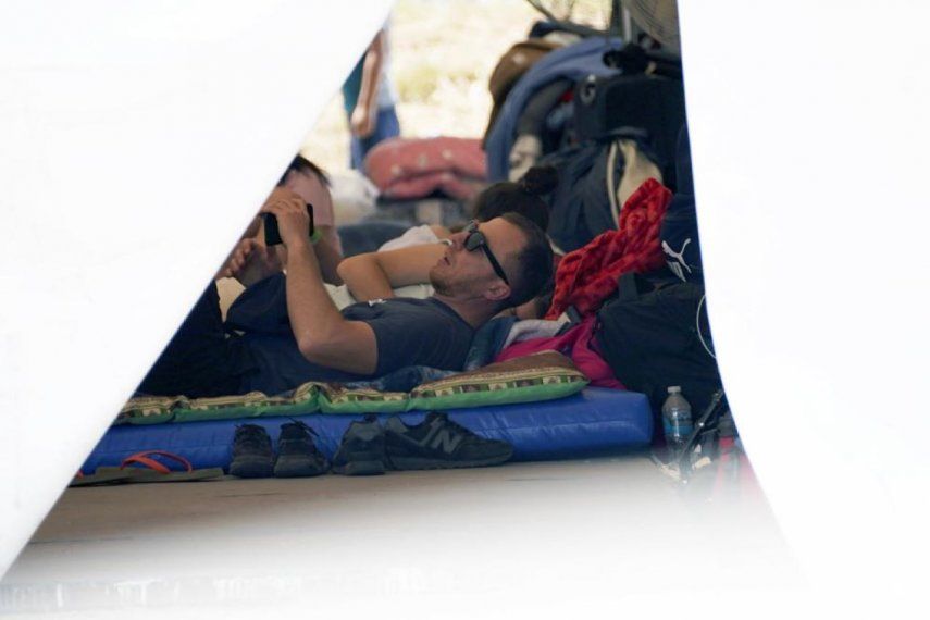 Refugiados ucranianos descansan en un campamento.