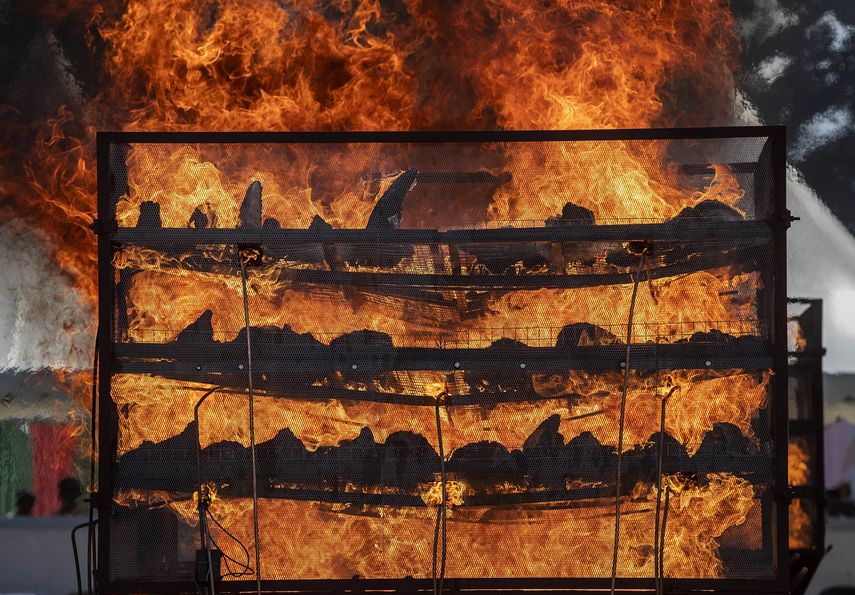 Miles de cuernos de rinoceronte que estuvieron bajo custodia del gobierno durante décadas, arden en un acto para conmemorar el Día Mundial del Rinoceronte, en Bokakhat, cerca del Parque Nacional de Kaziranga, en el estado nororiental de Assam, India, el 22 de septiembre de 2021.&nbsp;