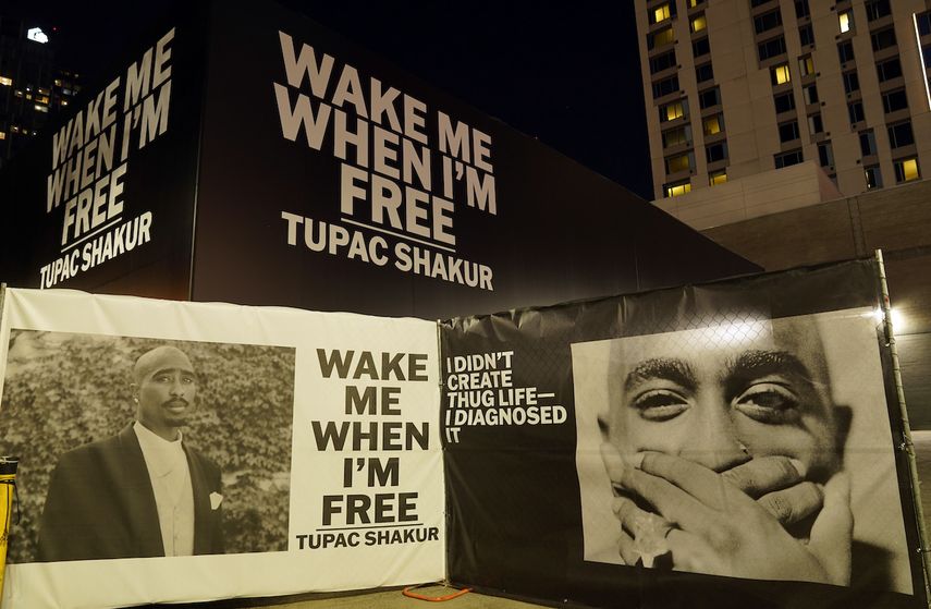 Retratos y citas del difunto artista de hip hop Tupac Shakur se exhiben fuera de la exposición Tupac Shakur. Wake Me When Im Free, el jueves 20 de enero de 2022, en The Canvas at L.A. Live en Los Ángeles.&nbsp;