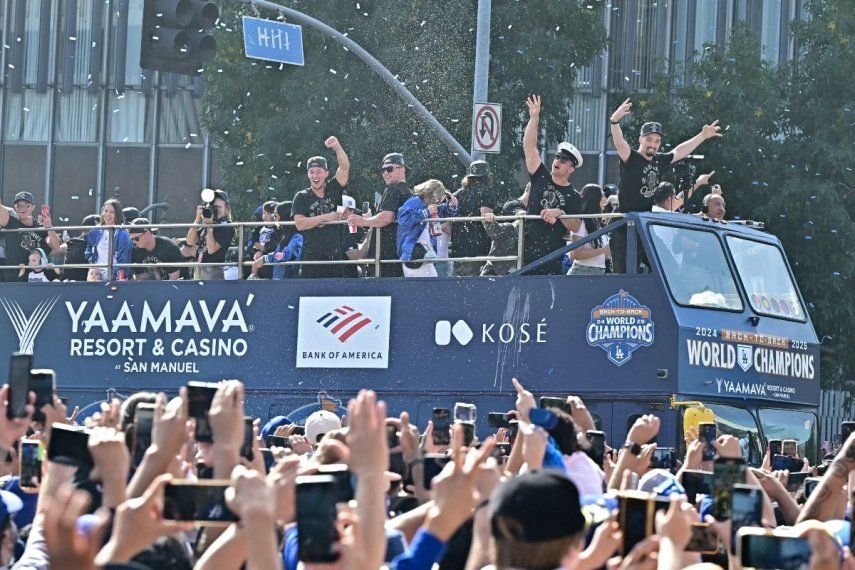 Los jugadores de los Dodgers de Los Ángeles saludan a los presentes durante la caravana por el campeonato de la Serie Mundial, el 3 de noviembre de 2025.