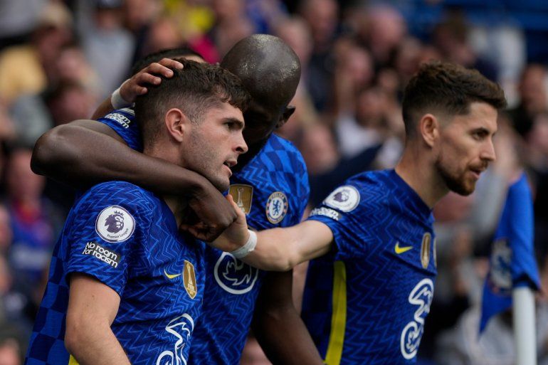 Christian Pulisic, a la izquierda, celebra con sus compañeros del Chelsea después de anotar en el partido de la Premier ante el West Ham United, el domingo 24 de abril de 2022, en Londres. 