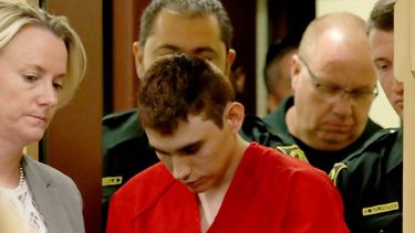 Nikolas Cruz, el autor confeso del tiroteo en una escuela secundaria de Parkland, en Florida, el pasado 14 de febrero, comparece ante la corte, en Fort Lauderdale.